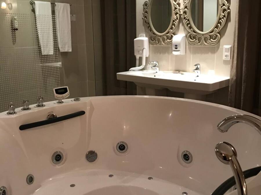 Amenidades de baño gratuitas, secadora de cabello, toallas