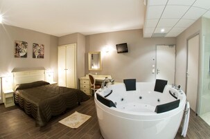 Caja de seguridad en la habitación y escritorio 