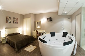 Doppelzimmer (Balneo) | Zimmersafe, Schreibtisch, schallisolierte Zimmer, kostenlose Babybetten