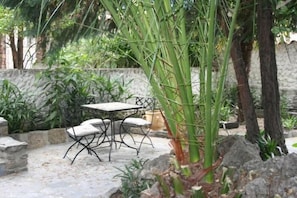 สนามรอบบริเวณ