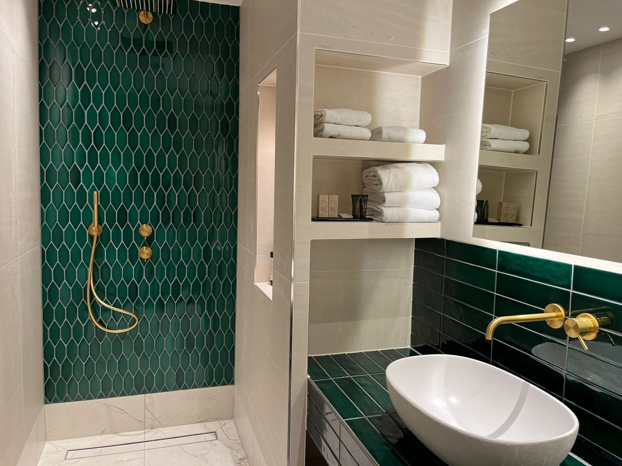 deluxe suite | bathroom | shower, hair dryer