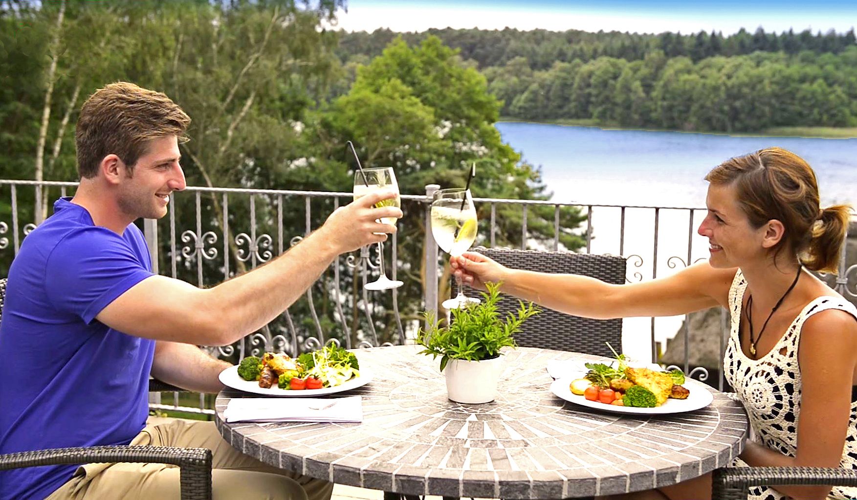 Petit déjeuner, déjeuner et dîner servis sur place