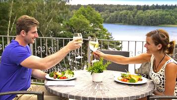Petit déjeuner, déjeuner et dßner servis sur place