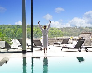 室內泳池；躺椅