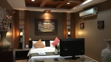Deluxe Room, Bathtub, Garden View