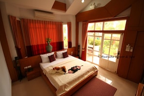 Chambre Supérieure, baignoire, vue jardin | Minibar, bureau, lits pliants/supplémentaires, Wi-Fi gratuit