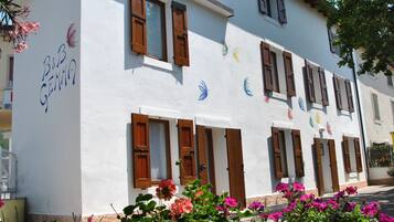 Hochwertige Bettwaren, Zimmersafe, Schreibtisch, Zustellbetten