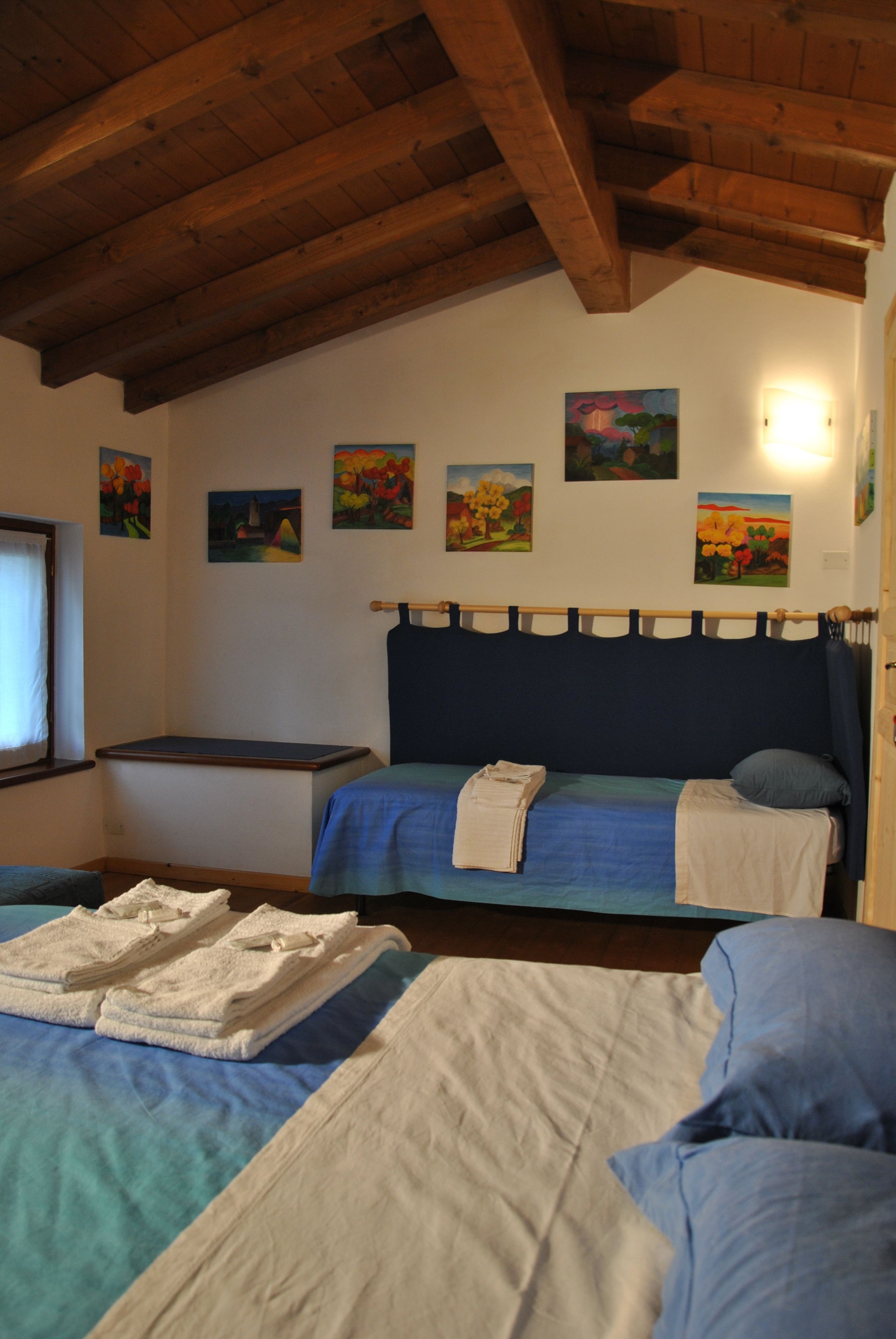 Habitación triple, baño compartido | Ropa de cama de alta calidad y caja de seguridad en la habitación 