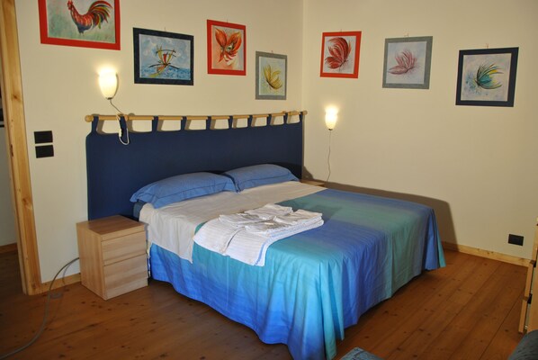 Kahden hengen huone, oma kylpyhuone (4 extra beds) | Ylelliset vuodevaatteet, tallelokero huoneessa, työpöytä, lisävuoteet