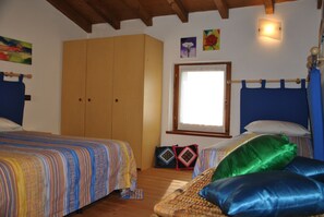 Kamar Triple, kamar mandi umum | Seprai premium, brankas, meja kerja, dan tempat tidur lipat/tambahan
