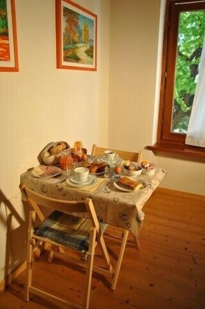 Aamiainen (4.00 EUR per henkilö)