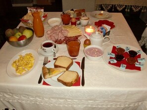 A breakfast table with various dishes including eggs, toast, and fruit. - B&B Gemma (Grezzana)