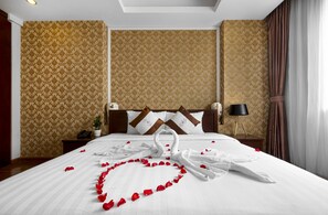 Minibar, in-room safe, desk, soundproofing - First Eden Hotel (Hanoi)