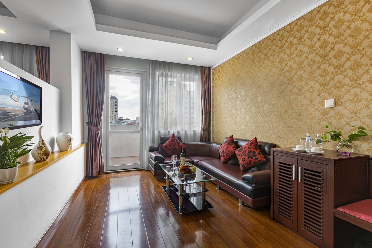 Suite | Living area | 42-inch plasma TV with premium channels, TV