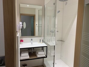 Standard Double Room | Bathroom | Shower, free toiletries, hair dryer, towels - Hôtel au Boeuf (Blaesheim)