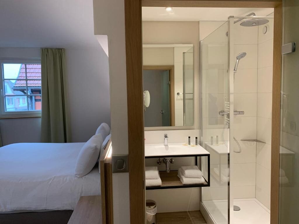 executive double or twin room | bathroom | shower, free toiletries, hair dryer, towels