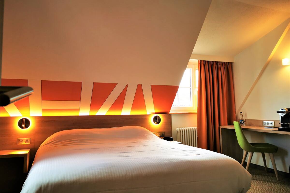 standard double room | minibar, in-room safe, desk, laptop workspace