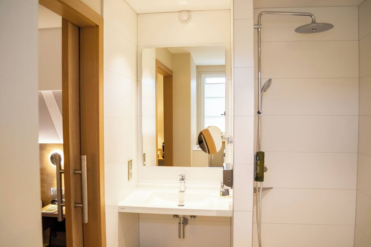 standard double room | bathroom | shower, free toiletries, hair dryer, towels