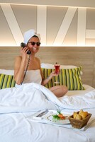 Premium Tek Büyük veya İki Ayrı Yataklı Oda | Minibar, odada kasa, masa, dizüstü bilgisayar çalışma alanı 