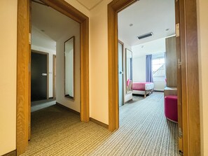 Minibar, caja de seguridad en la habitación y escritorio