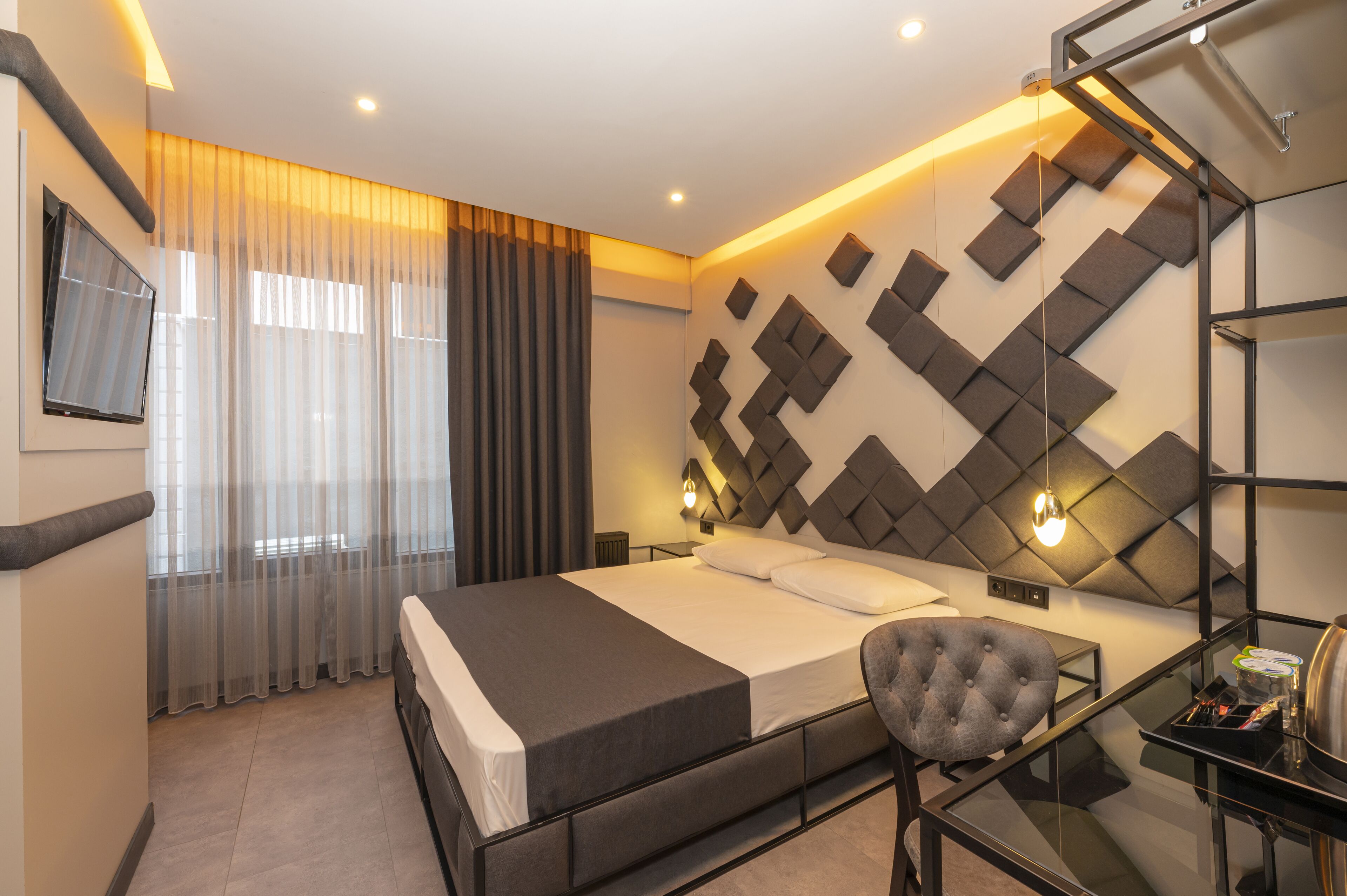 أغطية فراش متميزة وميني بار وخزنة داخل الغرفة وستائر تعتيم