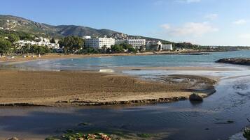 Playa en los alrededores y playa de arena blanca