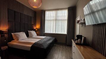 Chambre Familiale, salle de bains privée, vue cour intérieure