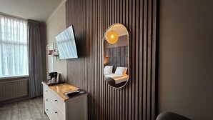 Familierom, privat bad, bakgårdsutsikt | Sengetøy av topp kvalitet, minibar, blendingsgardiner og lydisolert