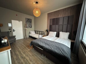 Chambre Familiale, salle de bains privée, vue cour intérieure
