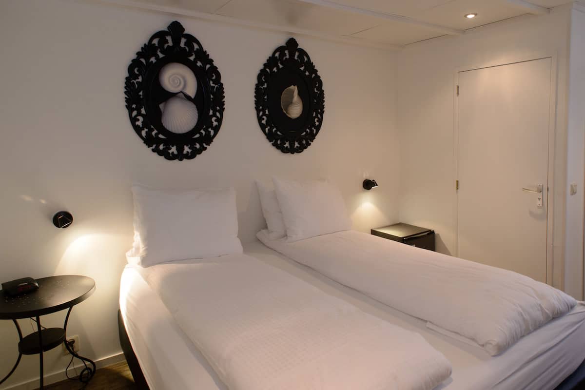 Standaard tweepersoonskamer, privébadkamer (etage) | 1 slaapkamer, luxe beddengoed, een minibar, individueel gedecoreerd