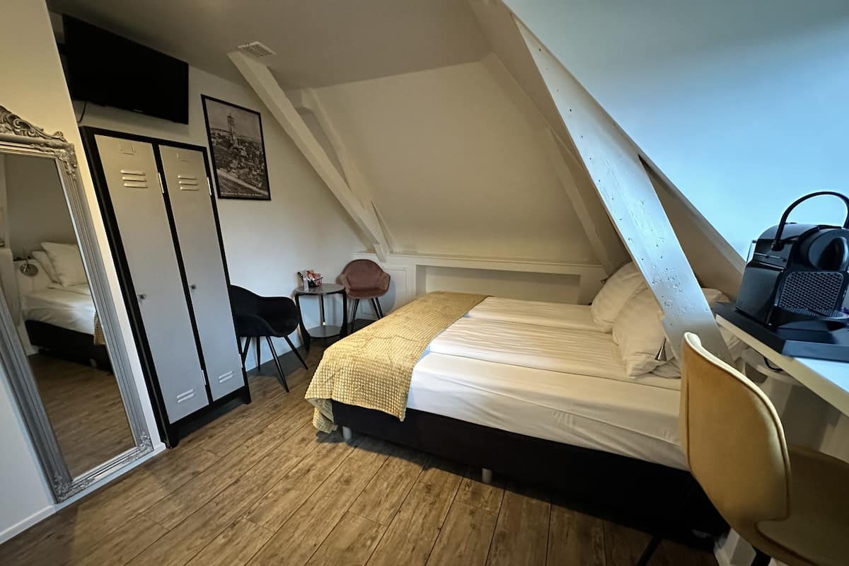 Deluxe tweepersoonskamer, 1 queensize bed, privébadkamer, uitzicht op binnenplaats | 1 slaapkamer, luxe beddengoed, een minibar, individueel gedecoreerd