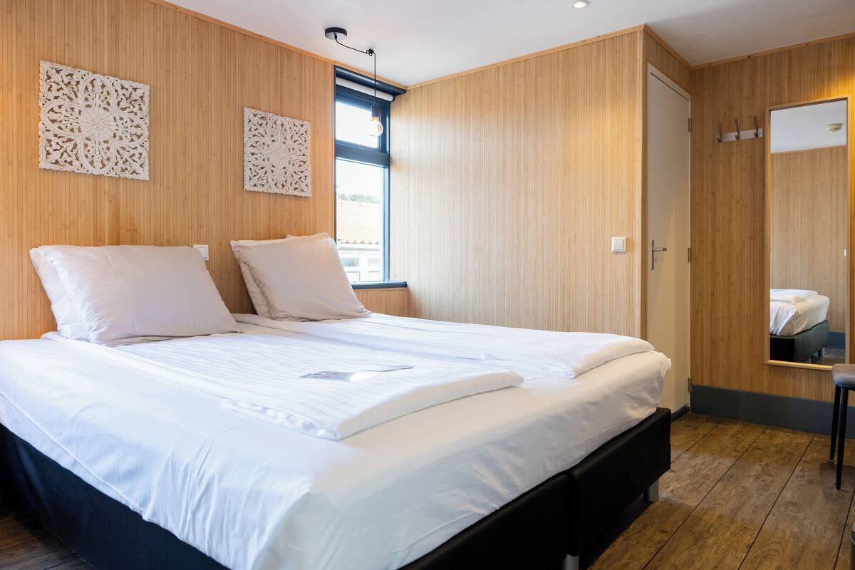 Ropa de cama de alta calidad, minibar y cortinas blackout 