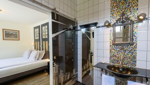 Dobbeltrom – deluxe, privat bad, hageutsikt | Sengetøy av topp kvalitet, minibar, blendingsgardiner og lydisolert
