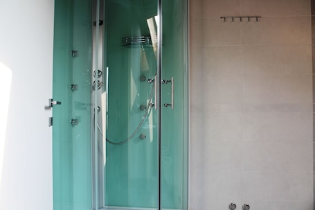 Shower, free toiletries, hair dryer, towels. B&B Villa Milano Expo