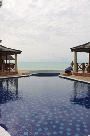 Outdoor pool, pool umbrellas, sun loungers - Zanzibar Ocean Blue (Paje)