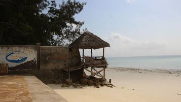 Accommodatie ligt op het strand, wit zand, ligstoelen