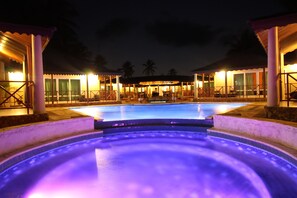 Outdoor pool, pool umbrellas, sun loungers - Zanzibar Ocean Blue (Paje)