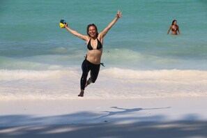 På stranden, hvit sand og solsenger