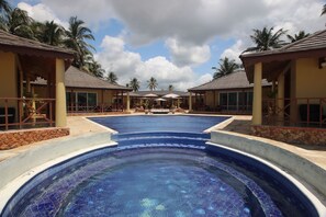 Outdoor pool, pool umbrellas, sun loungers - Zanzibar Ocean Blue (Paje)
