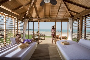 Plage privée, cabines (en supplément), chaises longues, parasols