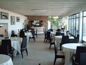 Abendessen, mediterrane Küche, Blick auf den Pool