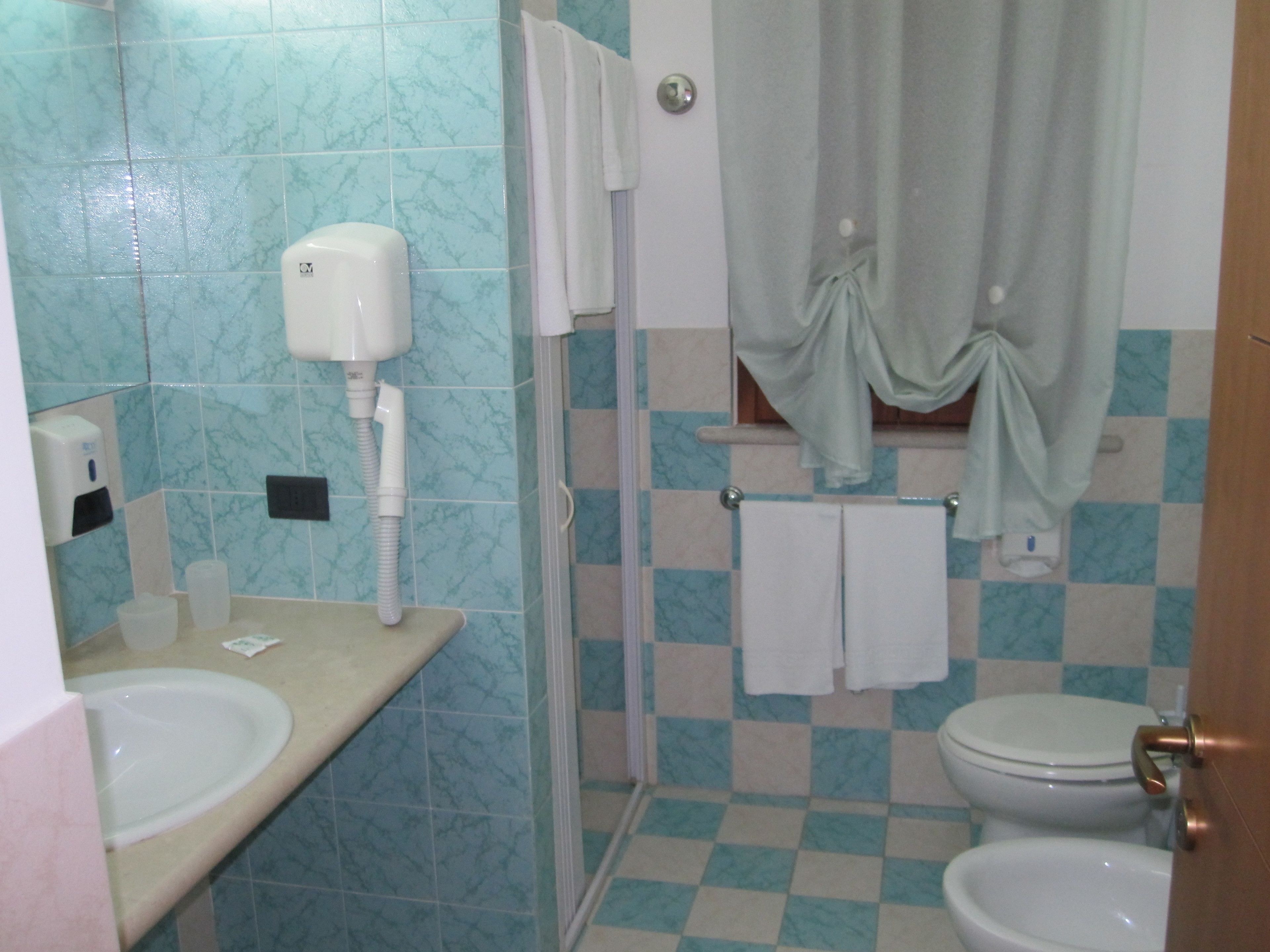 double room | bathroom | shower, free toiletries, hair dryer, slippers