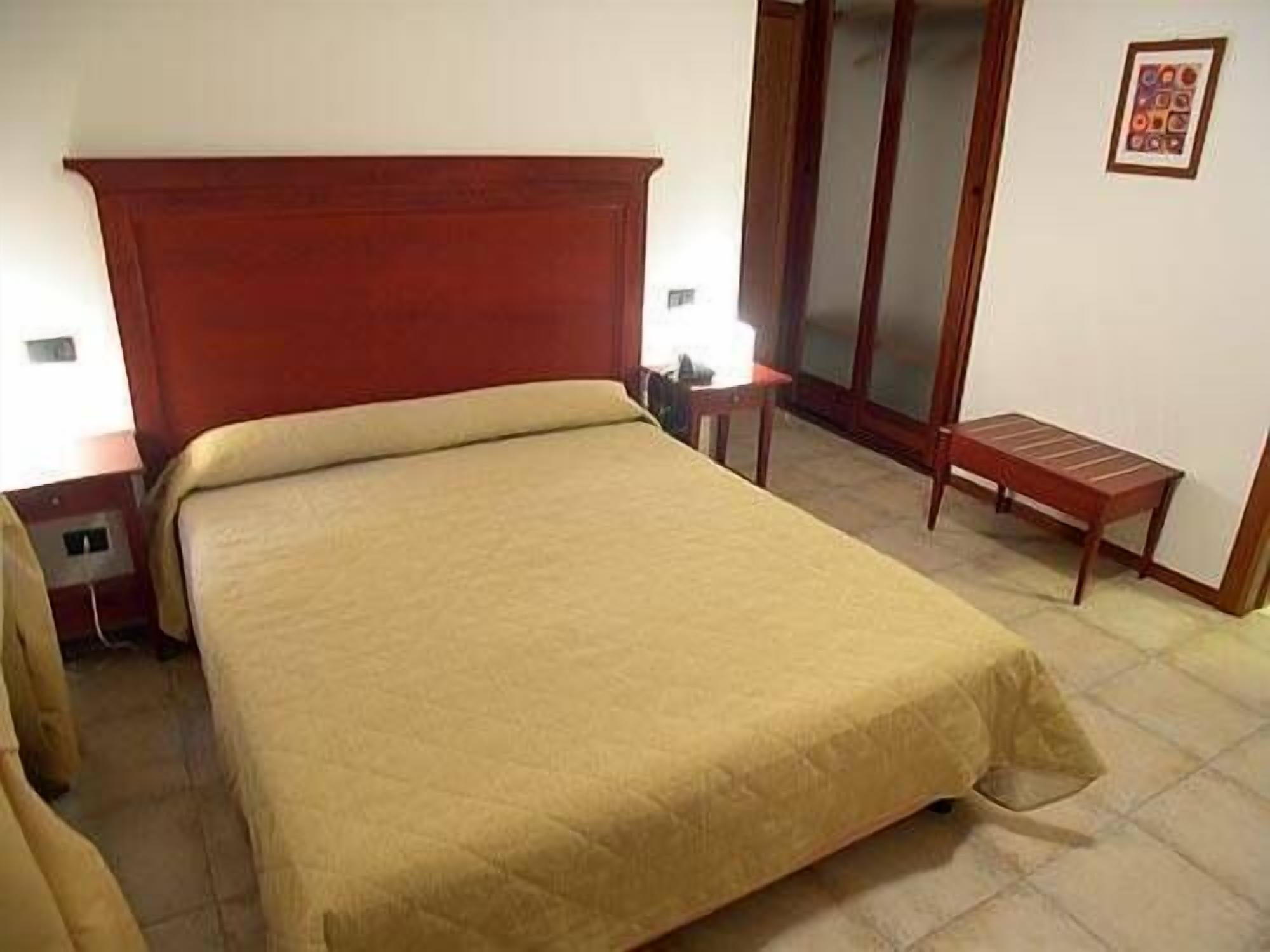 double room | minibar, in-room safe, desk, free cots/infant beds