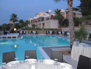 Outdoor pool, pool loungers - Villa Vittoria (Rodi Garganico)
