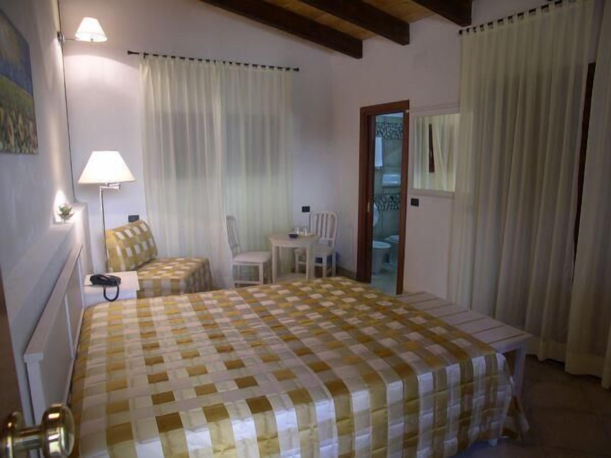 triple room | minibar, in-room safe, desk, free cots/infant beds