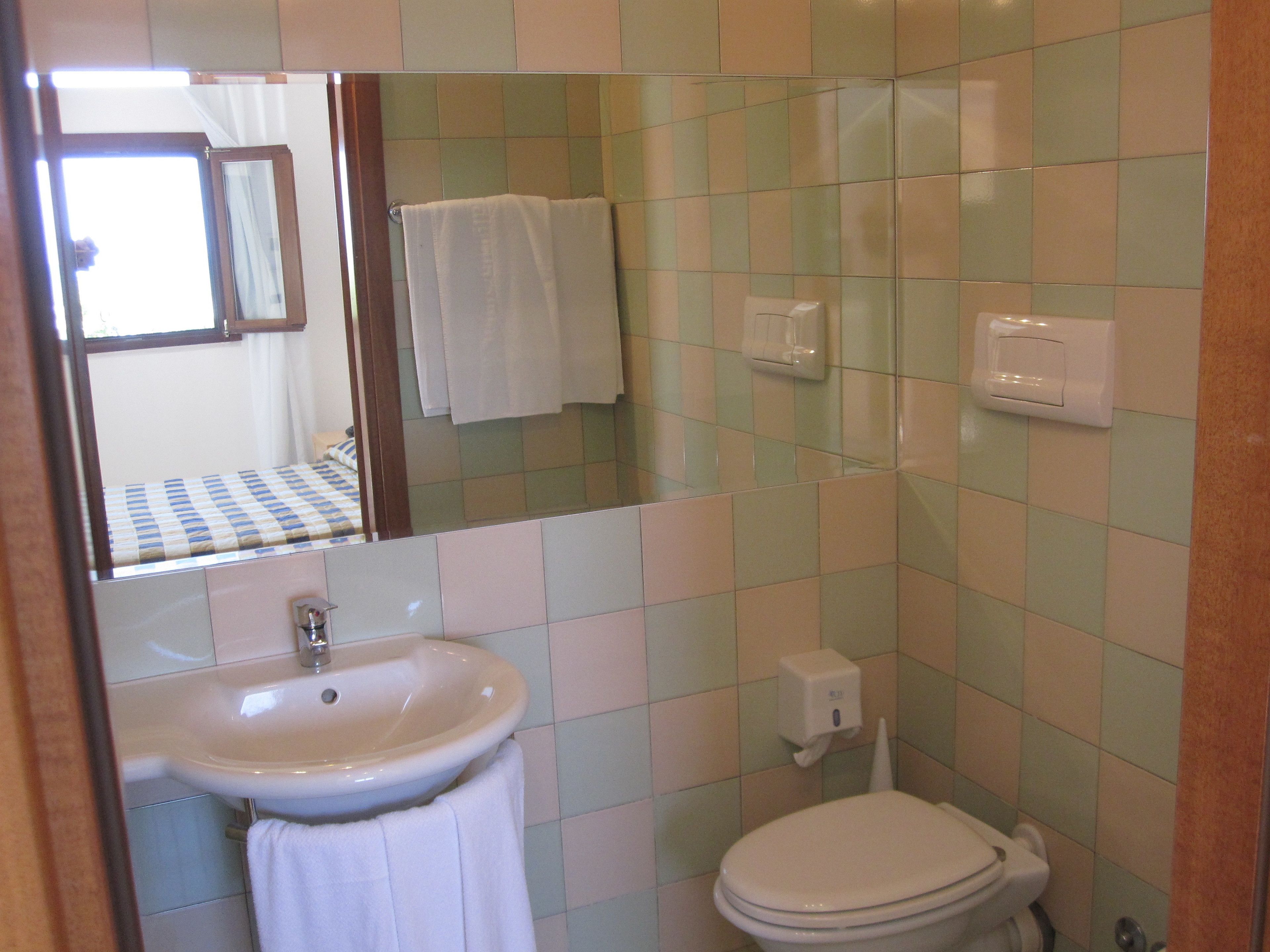 family quadruple room | bathroom | shower, free toiletries, hair dryer, slippers