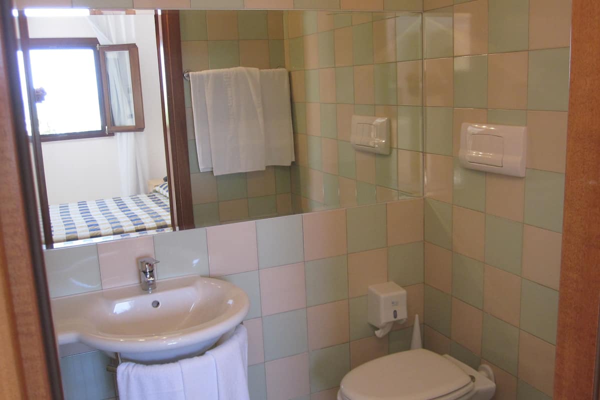 family quadruple room | bathroom | shower, free toiletries, hair dryer, slippers