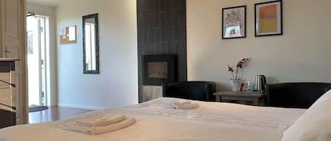 Deluxe Double Room | Cots/infant beds, free WiFi, bed sheets