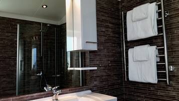 Deluxe Penthouse, 1 Bedroom | Bathroom | Towels