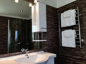 Deluxe Penthouse, 1 Bedroom | Bathroom - Gamla Bryggeriets B&B (Kopingsvik)